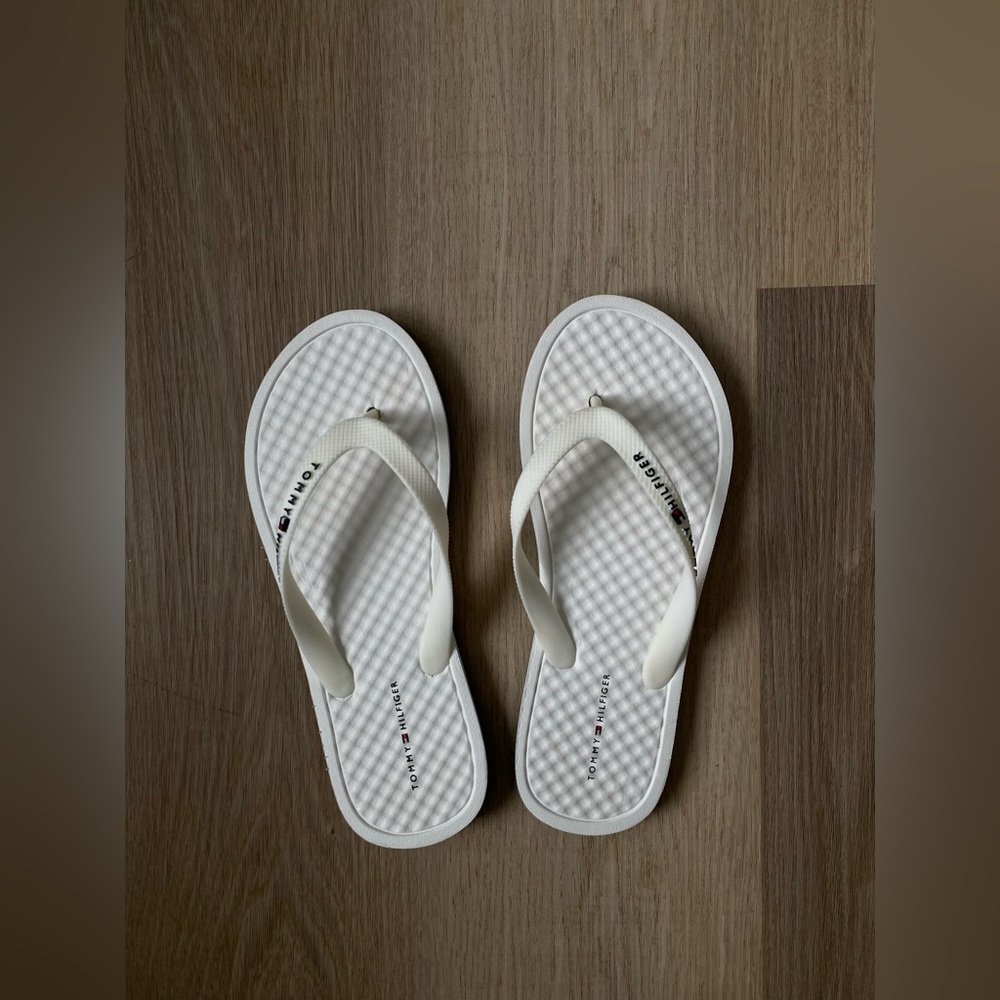 tommy hilfiger flip flops womens 8
